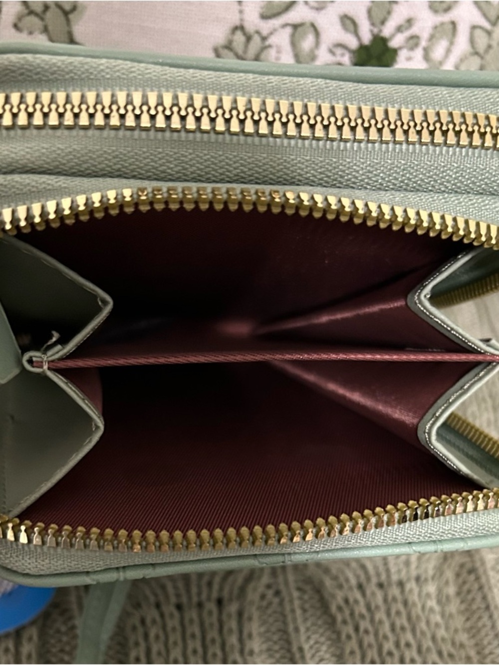 NWT Chic Unlimited Gold Dragonfly 3 Pocket Crossbody Phone Bag -Sage, Size small - Picture 6 of 8